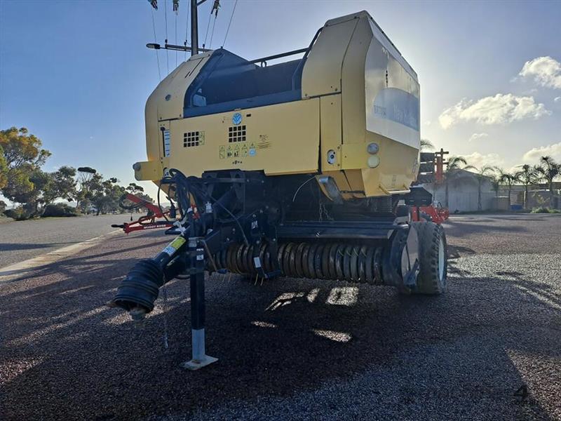 Photo 3. New Holland BR7060 Round Baler