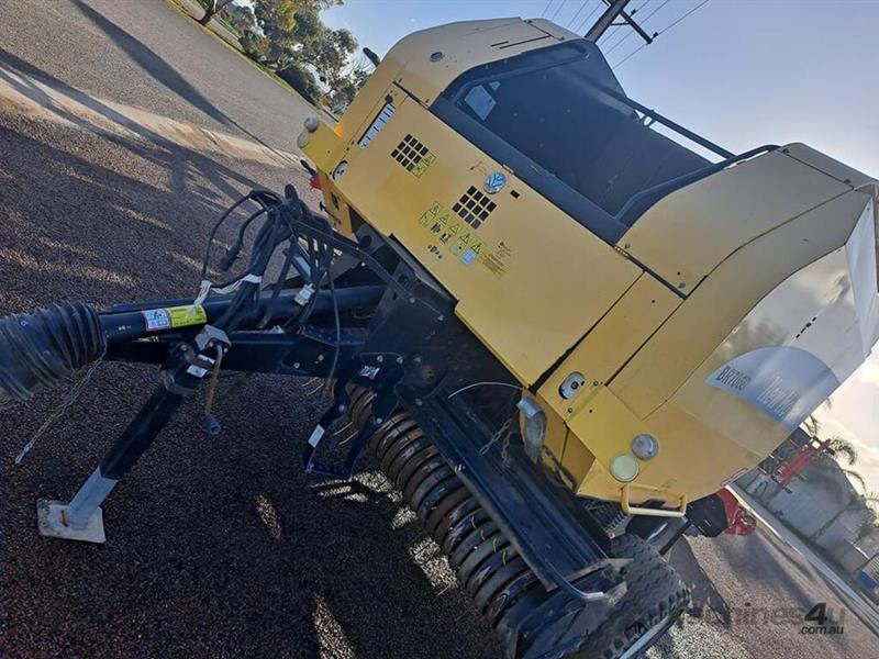 Photo 4. New Holland BR7060 Round Baler