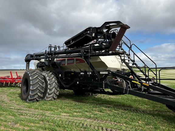 Photo 3. Bourgault 3335-24m & L9950 airseeder