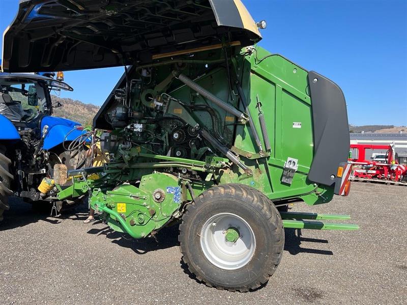 Photo 4. Krone Varipack V165 XC baler