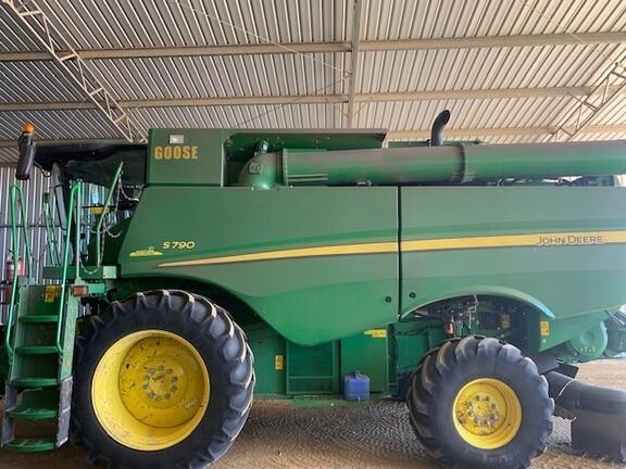 Photo 2. John Deere S790 combine harvester