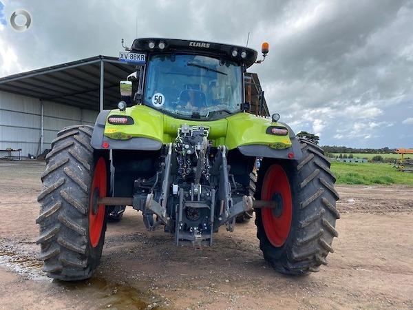 Photo 3. Claas Axion 830 tractor