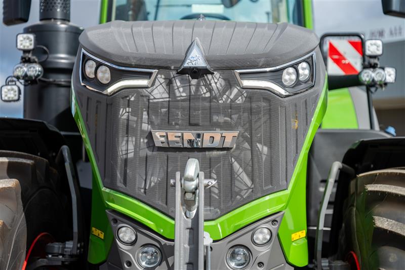 Photo 5. Fendt Vario 1050 Gen3 Tractor FWA/4WD