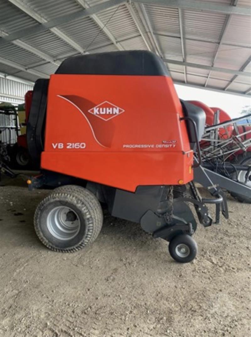 Photo 5. Kuhn VB2160 round baler