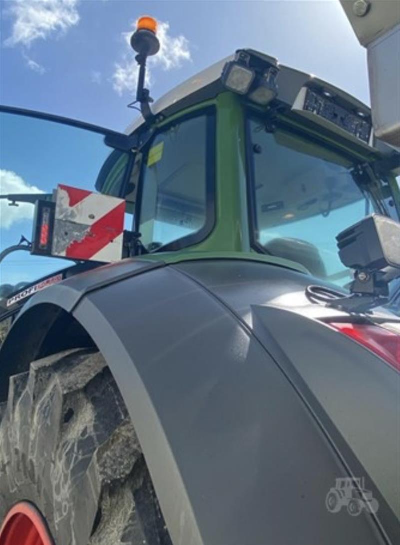Photo 5. Fendt 824 Vario tractor