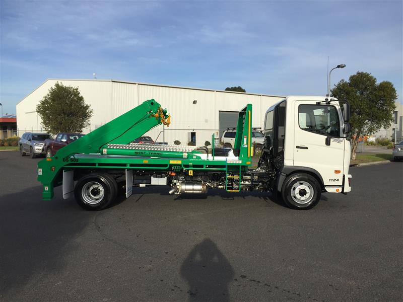 Photo 5. Hino FC 1124 Hooklift/Bi Fold