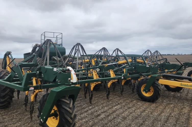 Photo 5. Simplicity 12m 308 allrounder airseeder