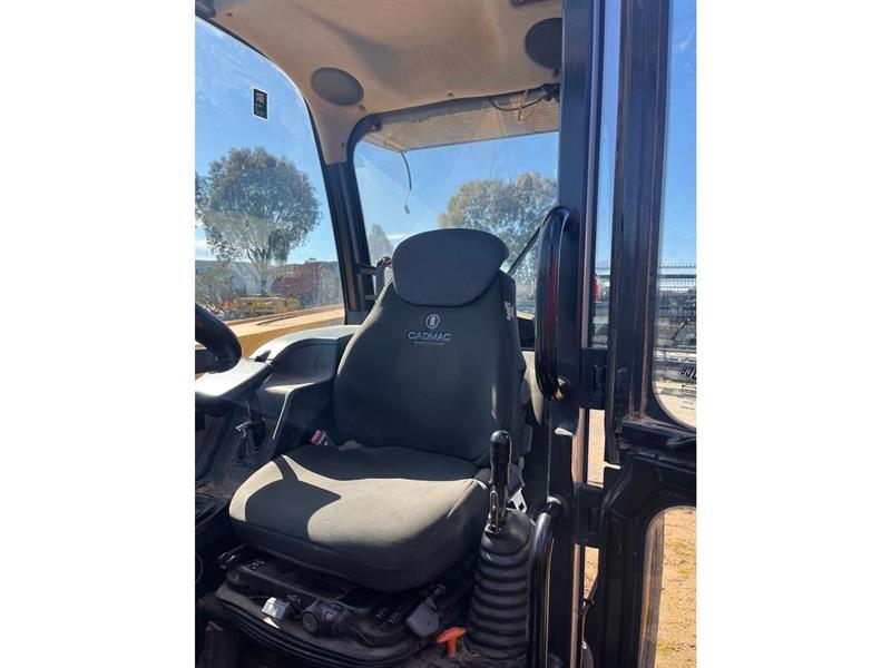 Photo 5. 2009 JCB 541-70 