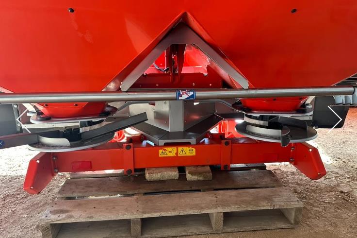 Photo 5. Kuhn 40.1W spreader
