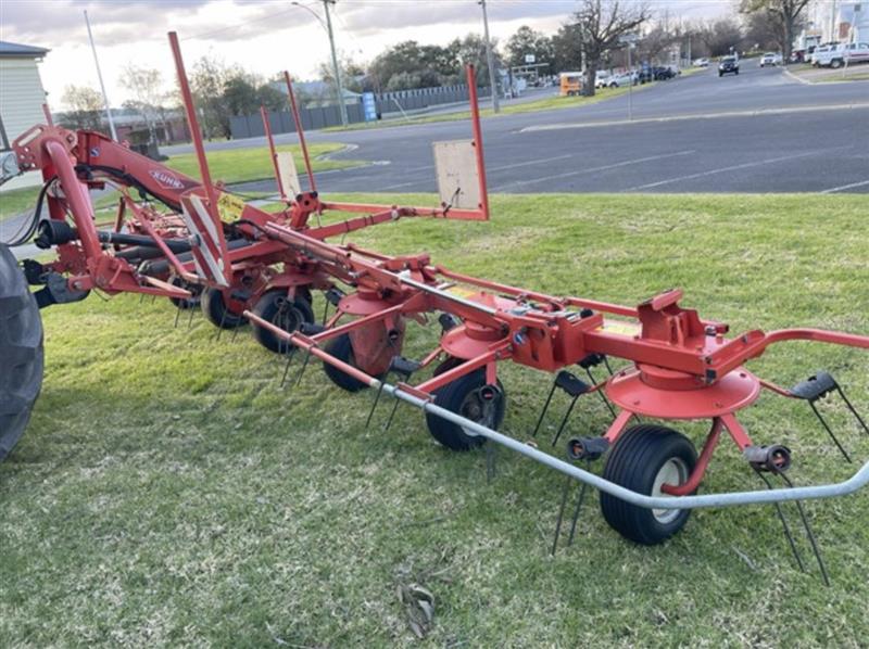 Photo 5. Kuhn GF7702 tedder