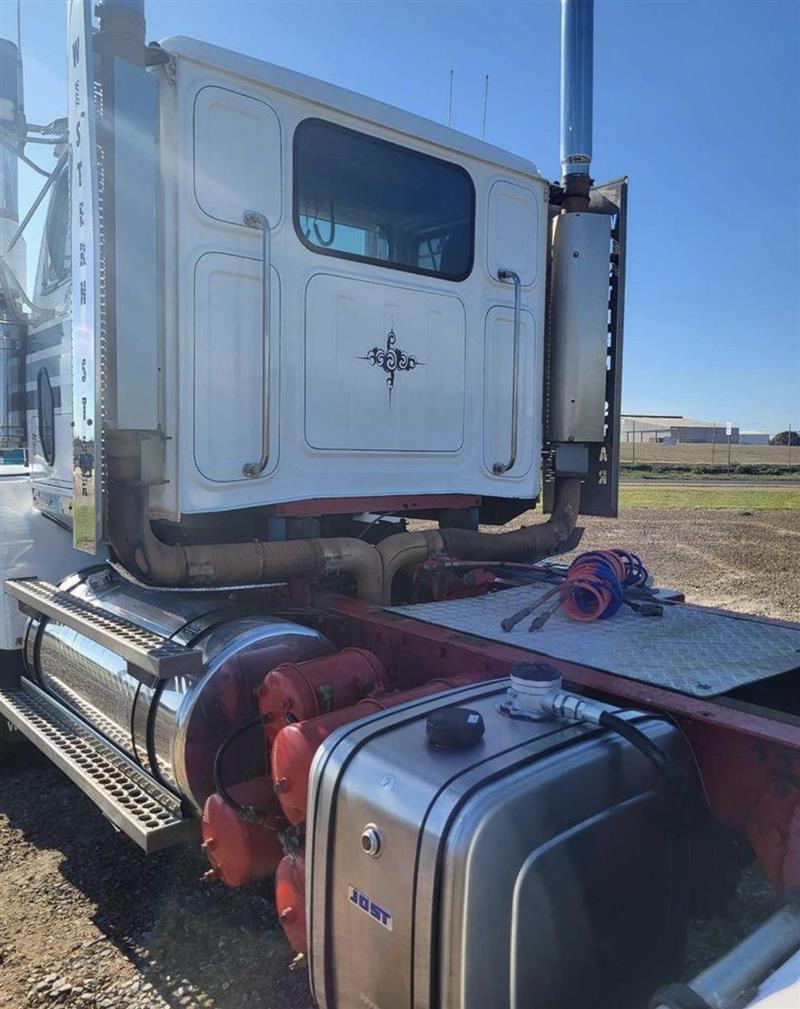 Photo 5. Western Star 4800 FX prime mover