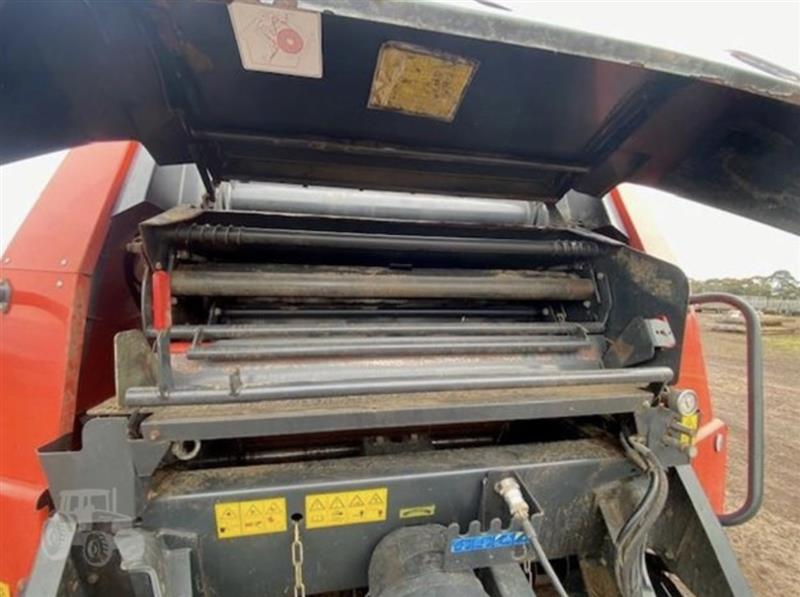 Photo 5. Kuhn VB2190 round baler