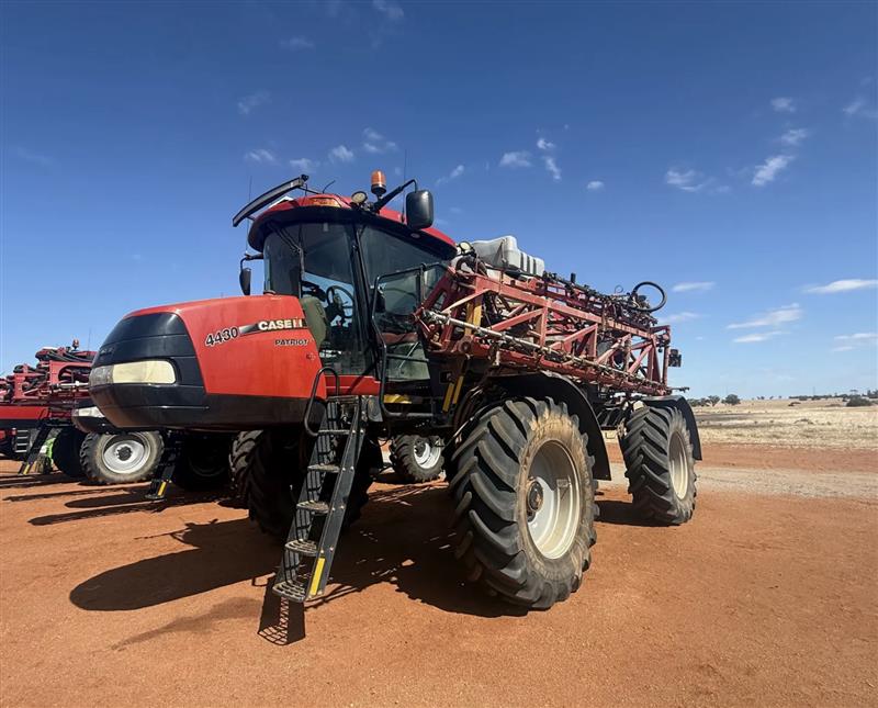 Photo 5. Case IH Patriot 4430 self propelled sprayer
