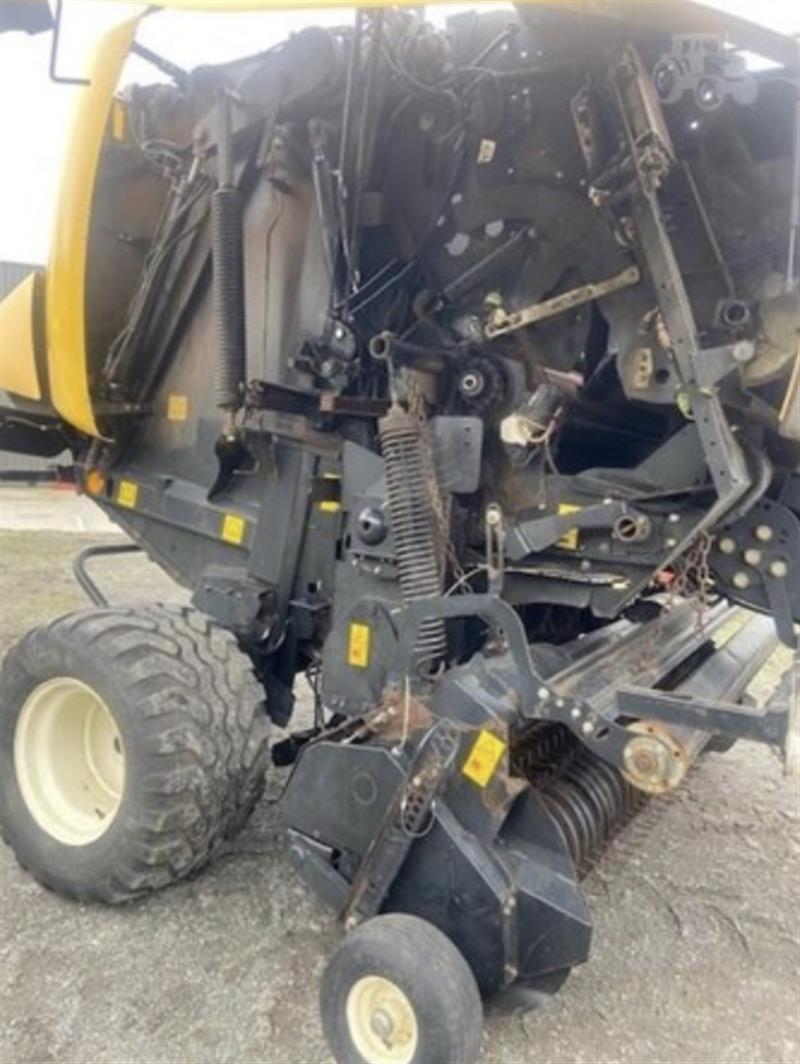 Photo 5. New Holland Roll-Belt 560 round baler