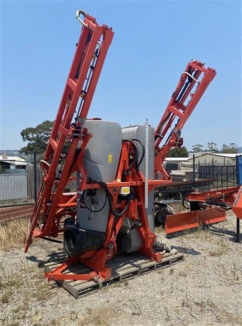 Photo 5. Kuhn Deltis 1502 boom sprayer