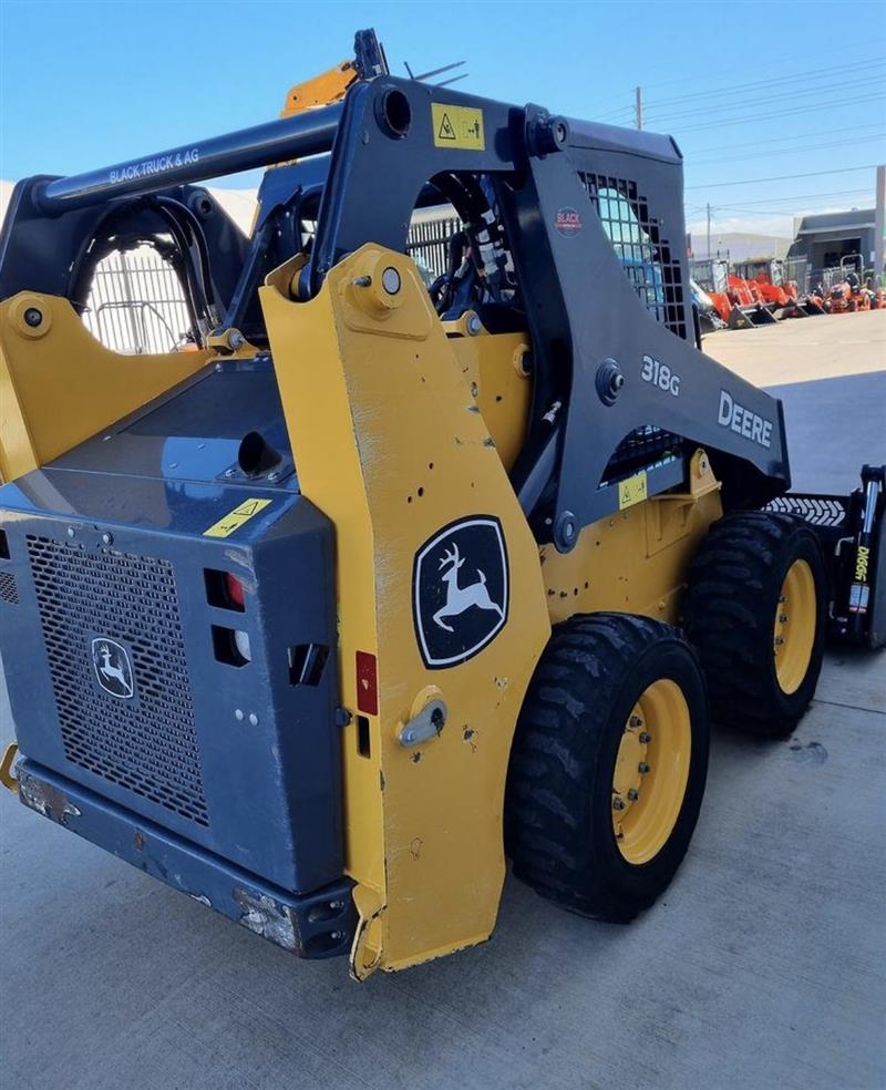 Photo 5. John Deere 318G skid steer loader