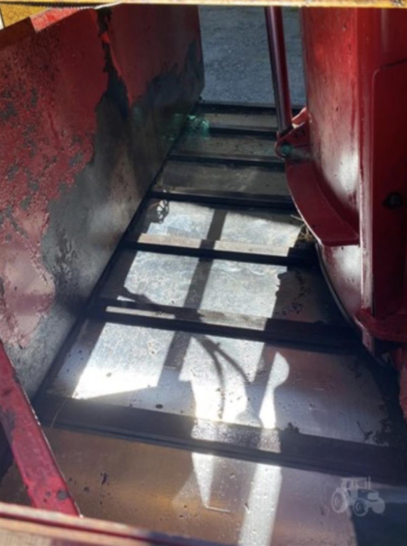 Photo 5. Supreme INTL 700T mixer wagon