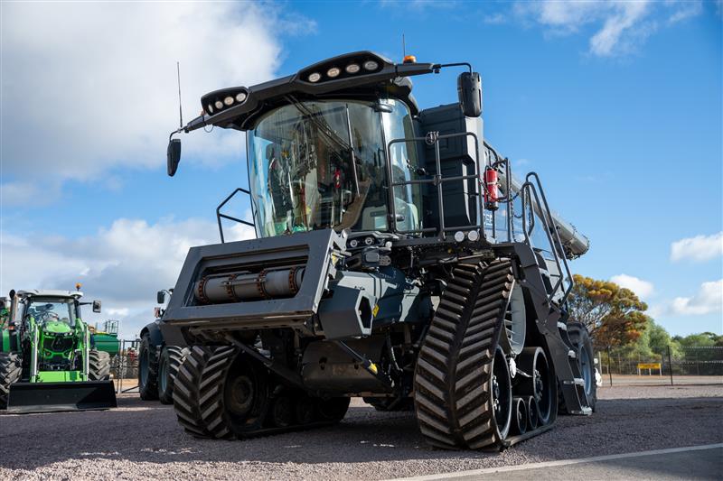 Photo 5. Fendt IDEAL 9T Gen 3 Combine harvester