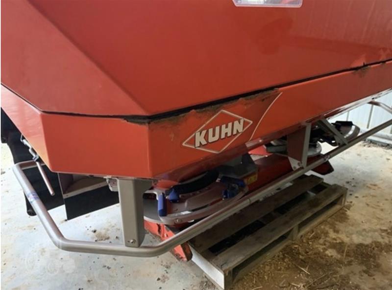 Photo 5. Kuhn Axis 20.1 spreader