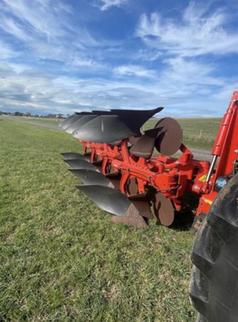 Photo 4. Kuhn Vari-Master 123 plough