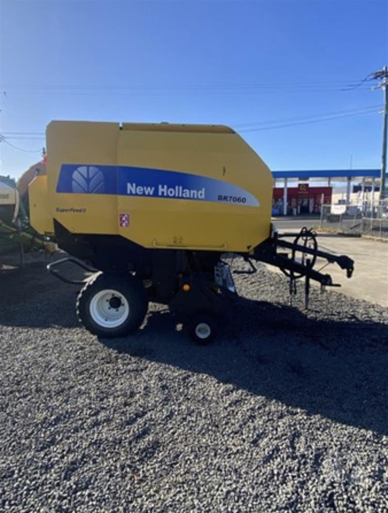 Photo 5. New Holland BR7060 round baler