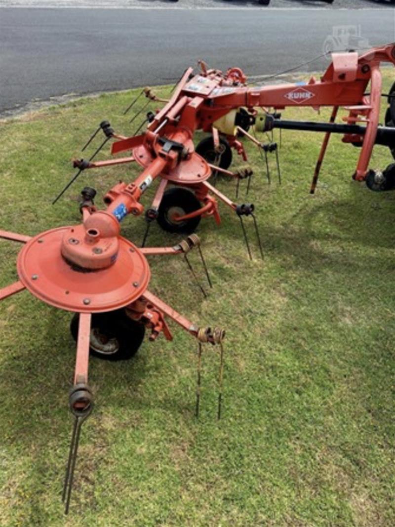 Photo 5. Kuhn GF5001 tedder