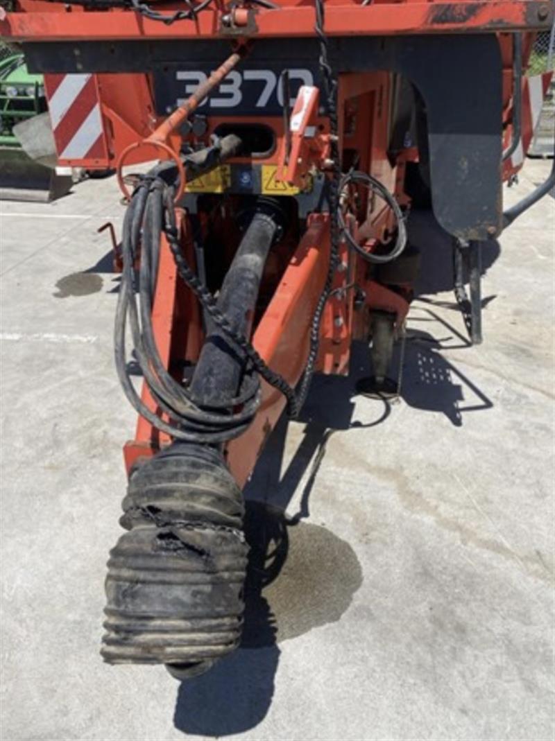 Photo 5. Kuhn Euromix 3370 mixer wagon