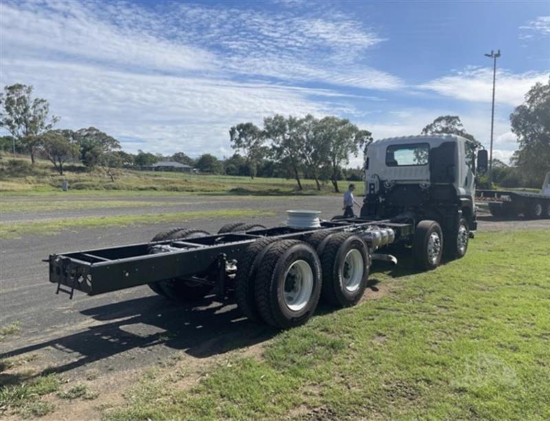 Photo 5. Isuzu FYJ300-350 truck