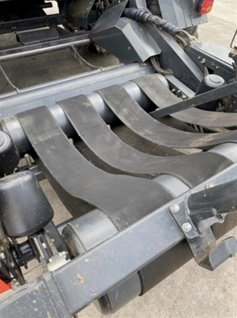 Photo 5. Kuhn VB2265 round baler