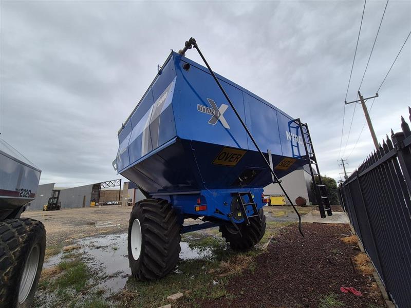 Photo 3. Grain King Titan II chaser bin