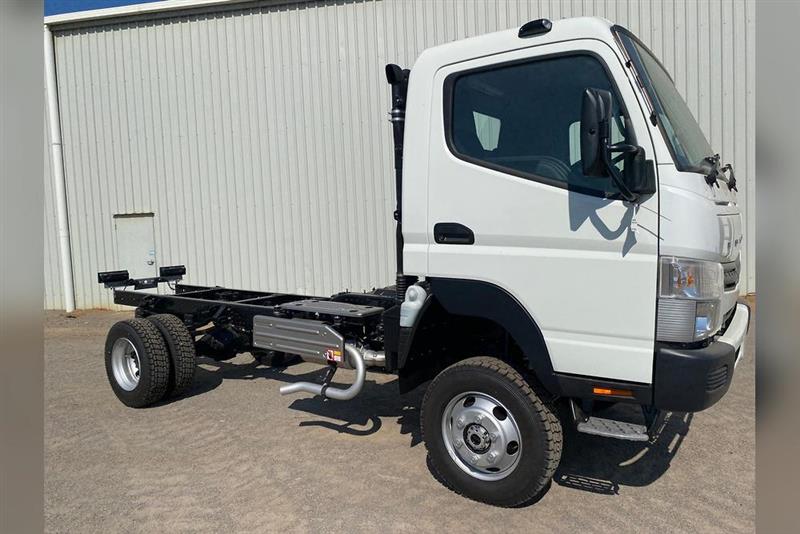 Photo 2. Fuso Canter 4X4 truck