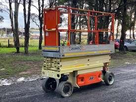 Photo 2. JLG 2030ES Scissor Lift Access
