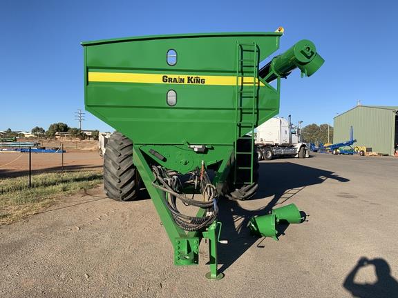 Photo 3. Grain King 35T SEED AND SUPER grain carts