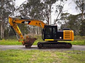 Photo 3. Caterpillar 323F Tracked-Excav Excavator