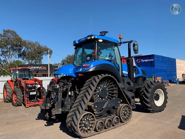 Photo 4. New Holland T8.435 Smart Trax tractor