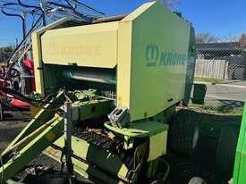 Photo 3. Krone 1500 vario round baler