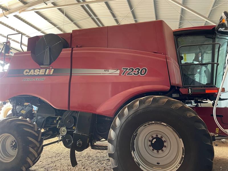 Photo 1. Case IH 7230 Header & 2152 40ft Front