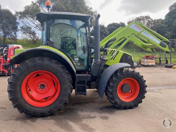 Photo 3. Claas Arion 530 tractor