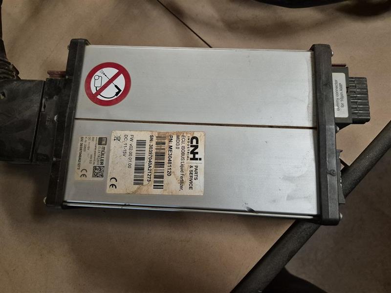 Photo 3. CNH ISO ECU ME30481 parts
