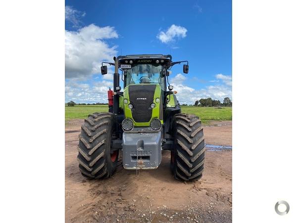 Photo 5. Claas Axion 930 tractor