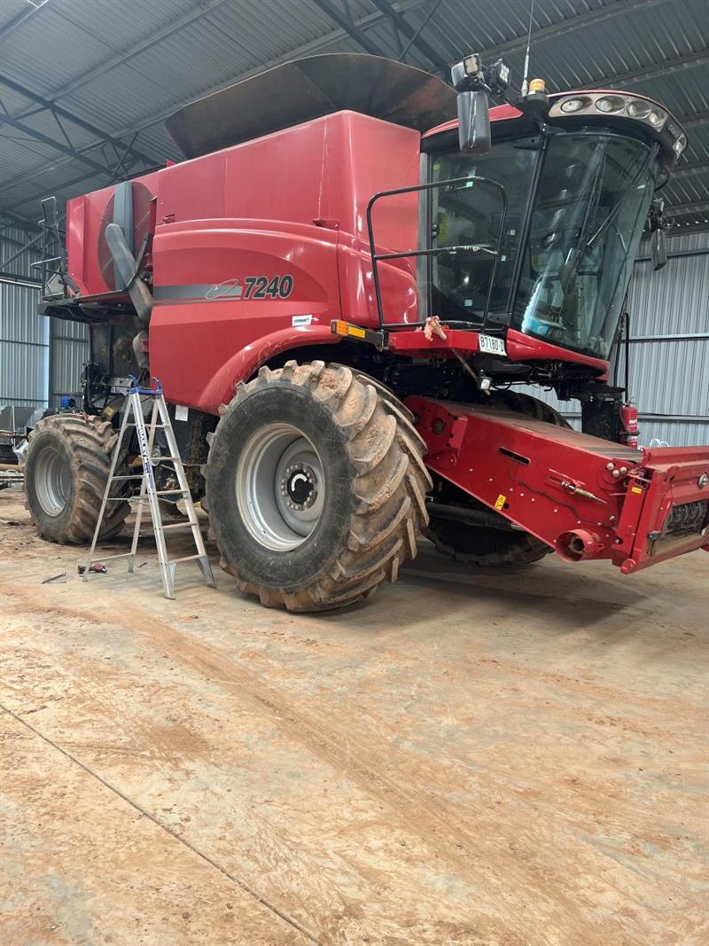 Photo 5. Case IH 7240 combine harvester