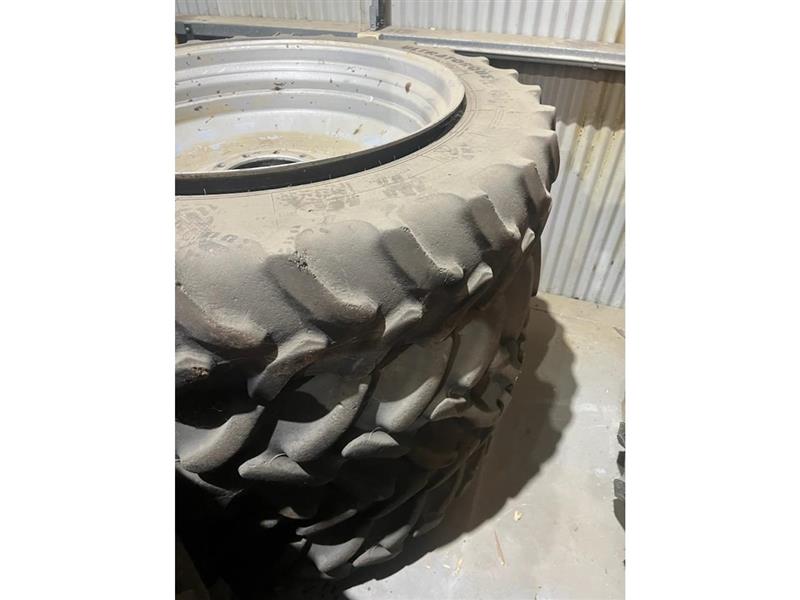 Photo 4. Goodyear 380/90R46 tubeless tyre