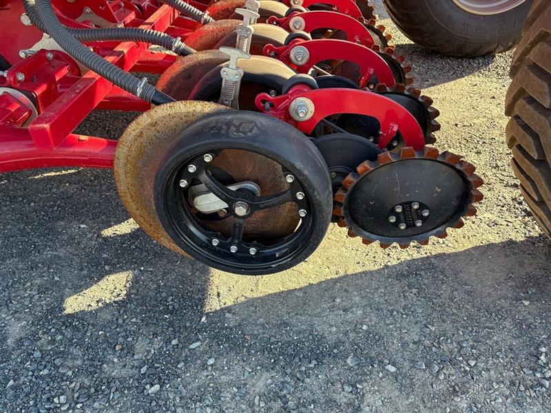 Photo 2. Horsch Avatar 4.16 airseeder