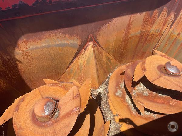 Photo 2. Kuhn Profile 1880 feed mixer