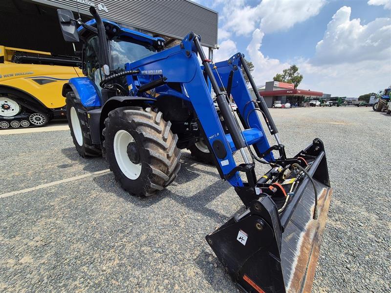 Photo 3. New Holland T7.210 tractor