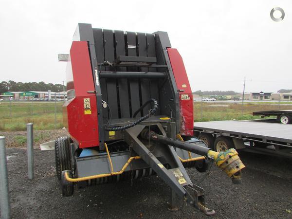 Photo 3. Case IH 570 round baler