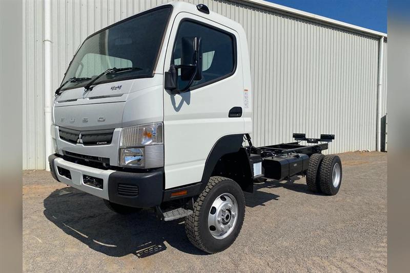 Photo 3. Fuso Canter 4X4 truck