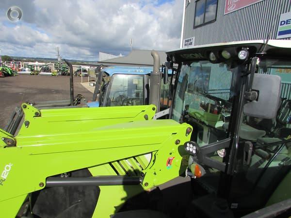 Photo 4. CLAAS ARION 530 T4 tractor
