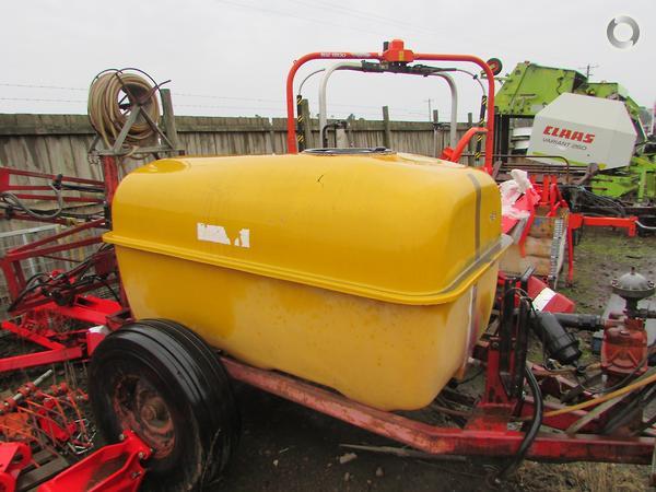 Photo 5. Hardi 1200L boom sprayer