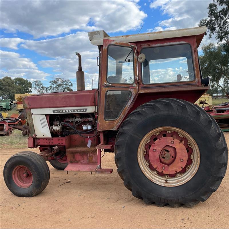 Photo 1. International 866 Tractor